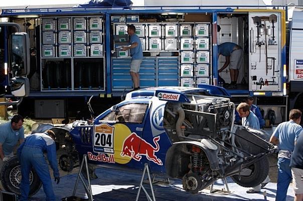 Volkswagen Race Touareg an einem Servicetruck. Foto: Auto-Reporter/Volkswagen